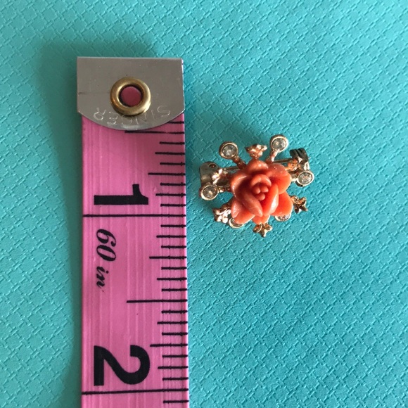 Vintage carved rose brooch - Picture 3 of 3